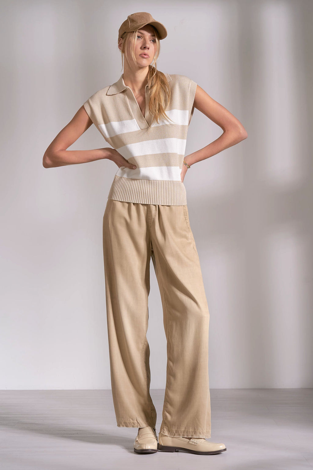 ‌Beige White Crisp Collar Pullover
