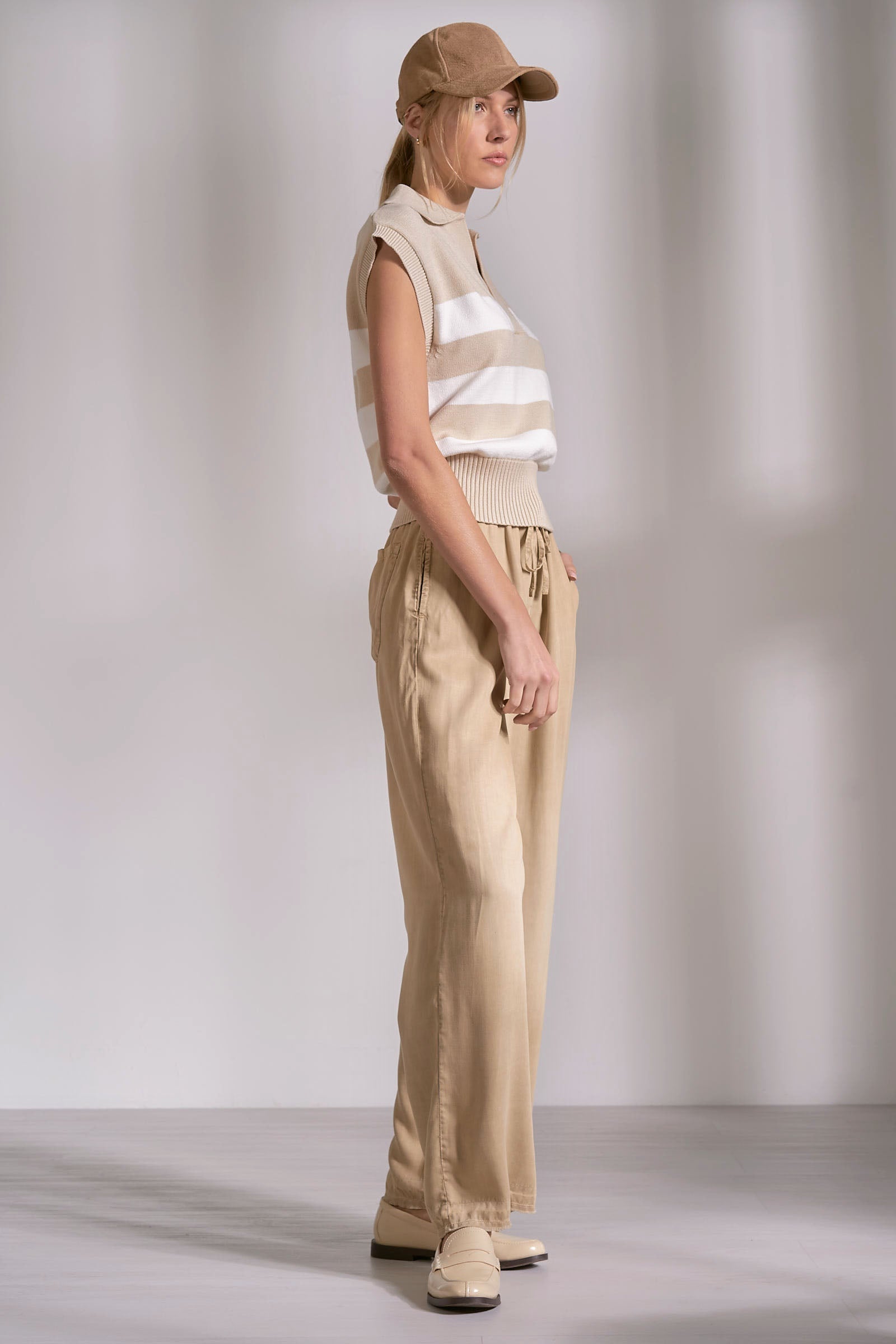 ‌Beige White Crisp Collar Pullover