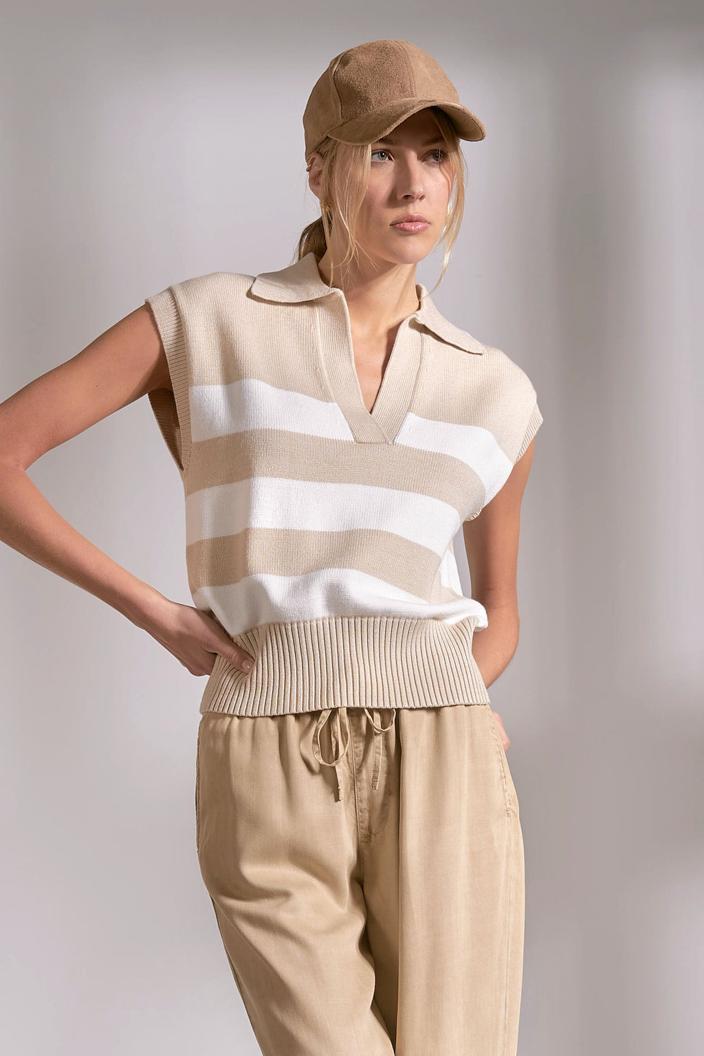 ‌Beige White Crisp Collar Pullover